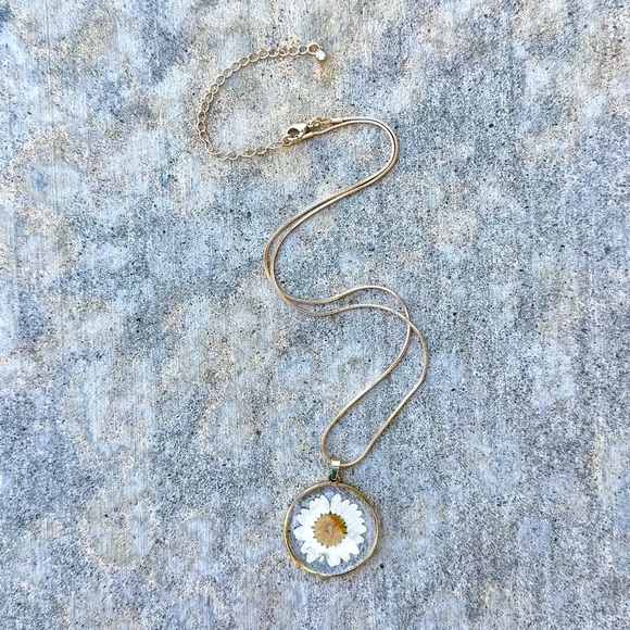 Handmade White Daisy Gold Pendant Necklace - Picture 1 of 2